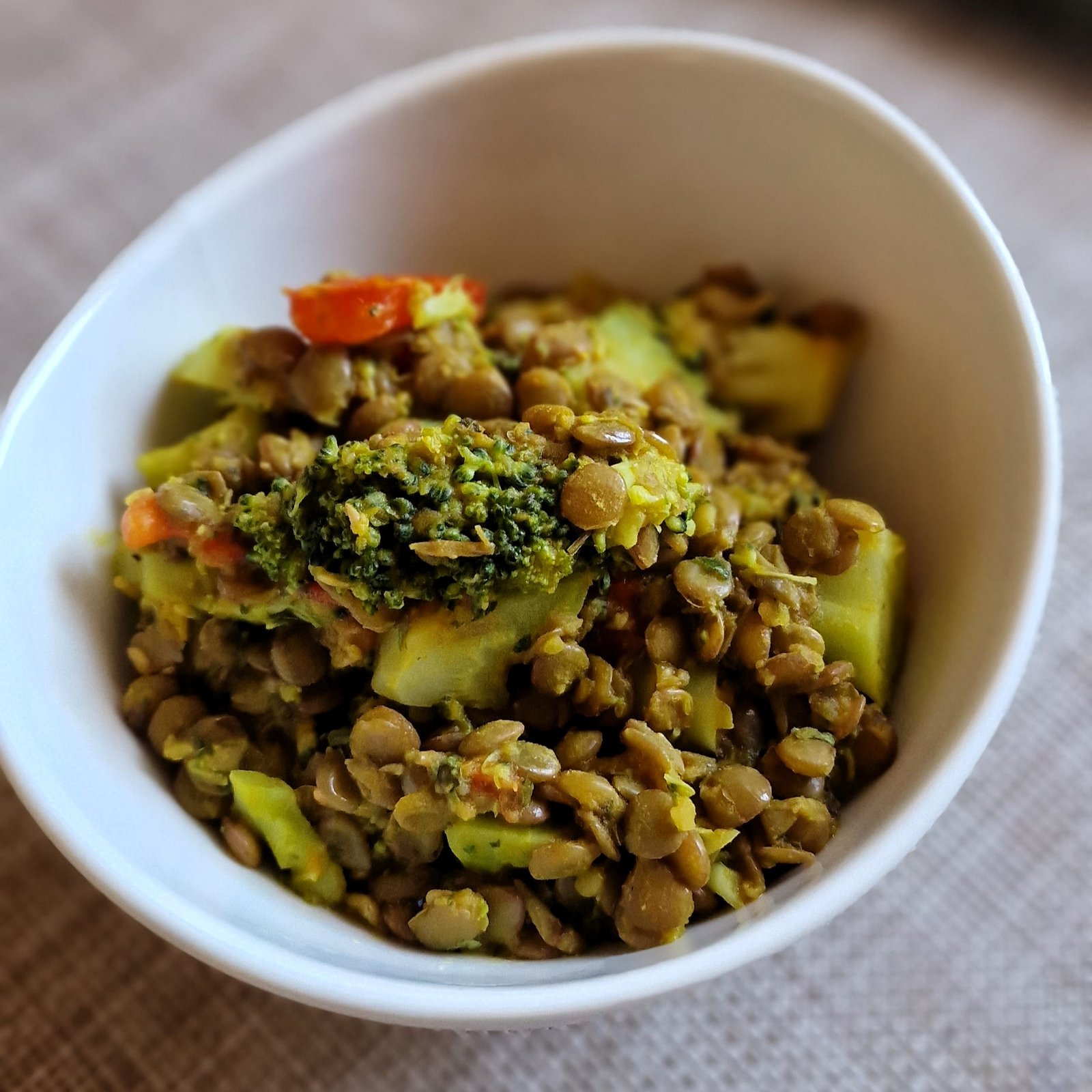 Green lentils with tomatoes and broccoli